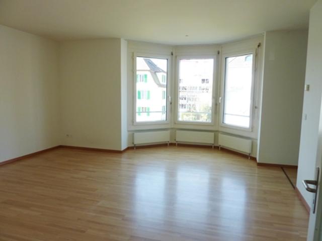 Grosse helle Wohnung mit Erker!