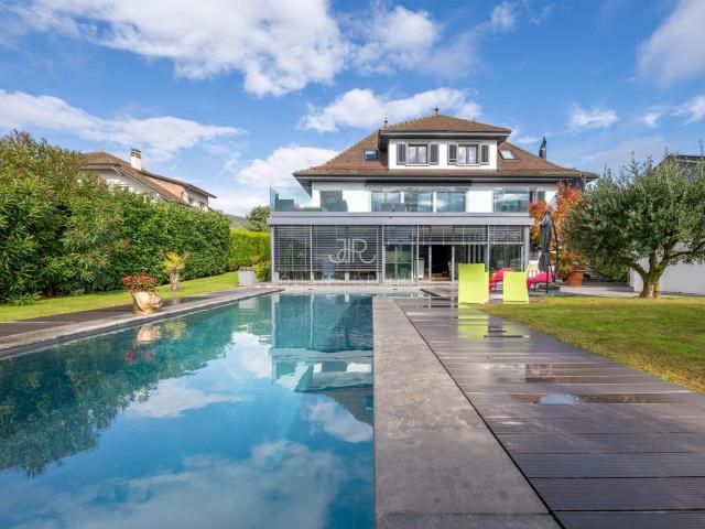 Große Luxusvilla mit Swimmingpool