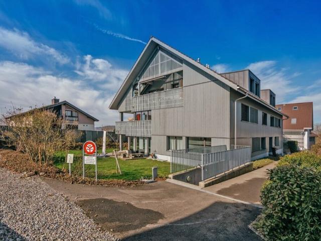 Grosse, moderne und neuwertige Dachwohnung
