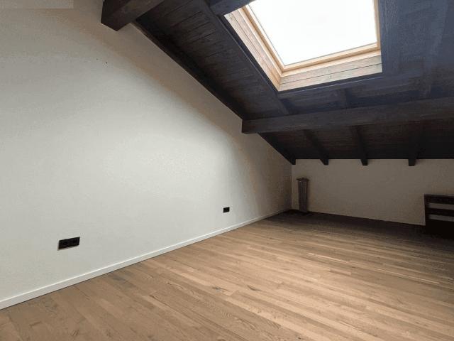 Große moderne Dachgeschosswohnung mit Stil