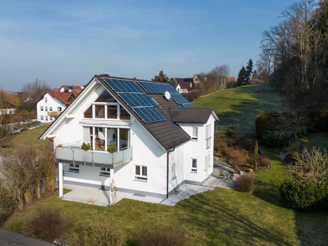 Große Mehrgenerationenvilla mit 11 Zimmern, Sauna und Fitness in ruhiger Waldrandlage