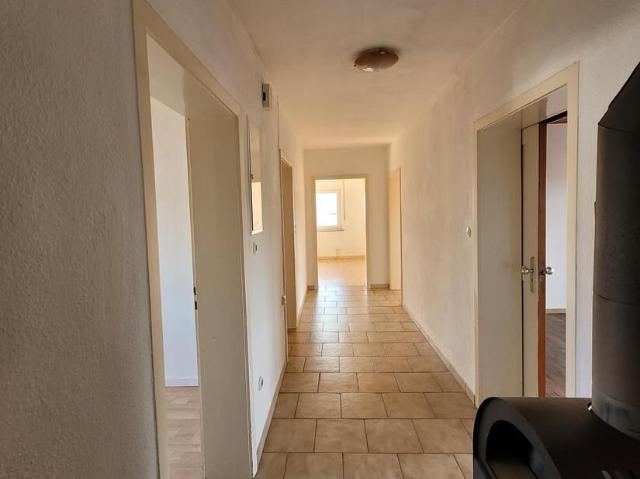 Große, sonnige 4 Zimmer Wohnung mit überdachten Balkon und ca. 350 qm eigenem Garten! Sofort frei !