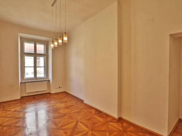Große, schöne Altbau Wohnung mit 8 Zimmern zu verkaufen Die clevere € Anlage