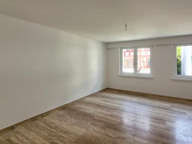 Grosse Wohnung mit Balkon