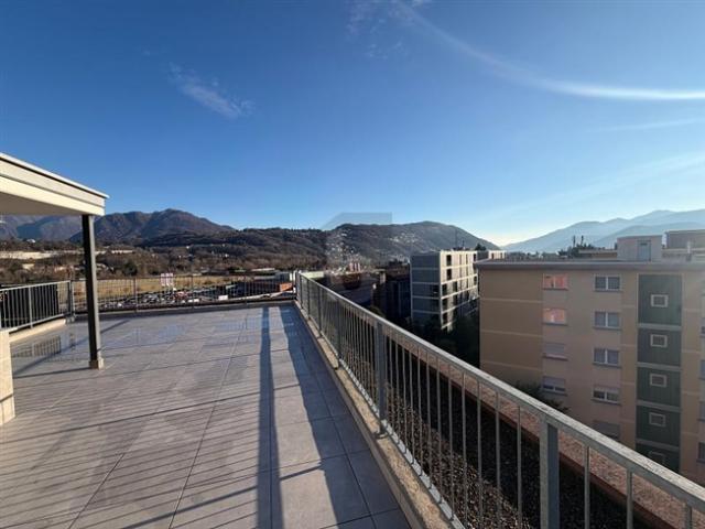 GROSSE TERRASSE MIT BLICK AUF DEN SEE