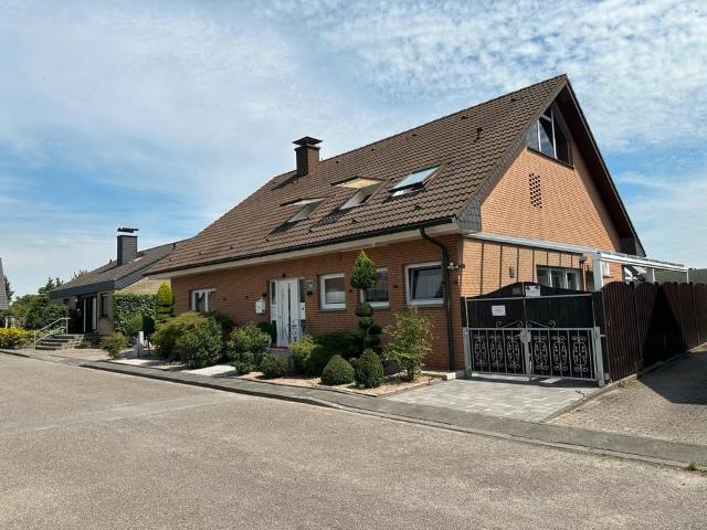Große,variable Wohnung im gepflegten 2 Fam.Haus mit gr.Loggia in