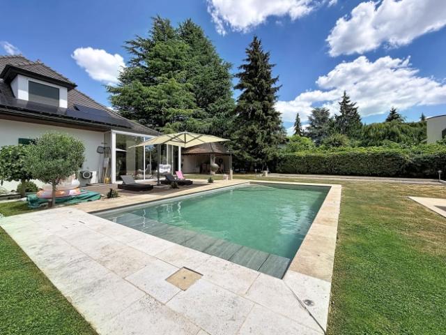 GROSSE VILLA MIT POOL