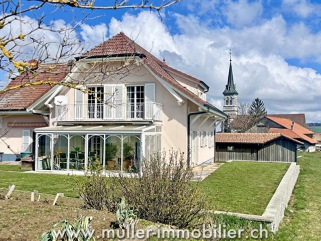 Grosse Villa mit 3 unabhängigen Wohnungen und Ladenfront