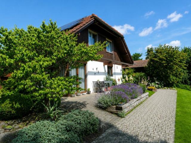 GROSSEN IMMOBILIEN Charmantes 5 Zimmer Einfamilienhaus mit gepflegtem Garten