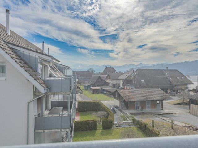 GROSSEN IMMOBILIEN Gepflegte 4.5 Zimmer Dachwohnung mit Galerie an zentraler Lage in Rubigen