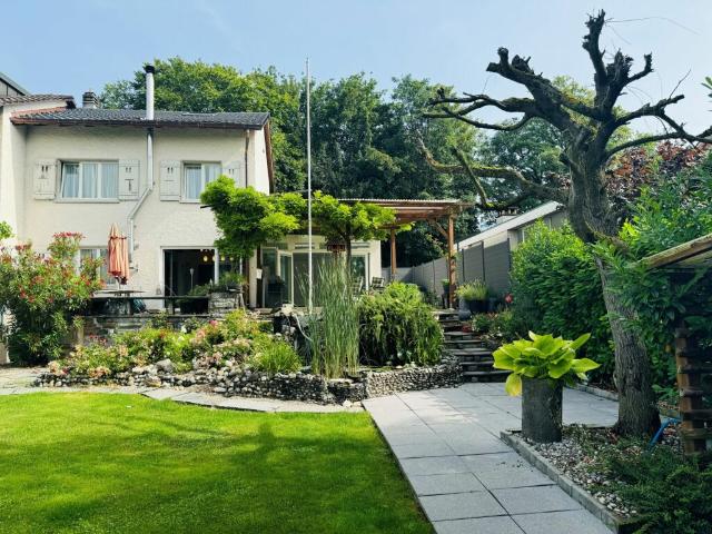 GROSSEN IMMOBILIEN Ruhig gelegenes Reiheneckhaus mit idyllischem Garten