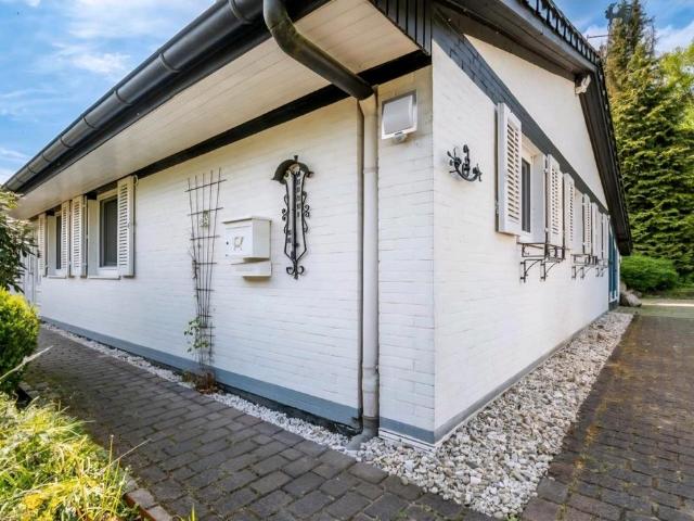 Großer Bungalow mit wunderschönem Garten