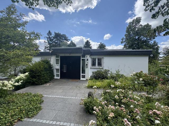 Großer Bungalow mit wunderschönem Garten!