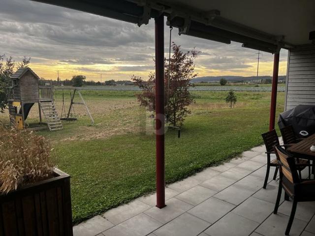 MIT GROSSEM, EIGENEN GARTEN UND WEITBLICK!
