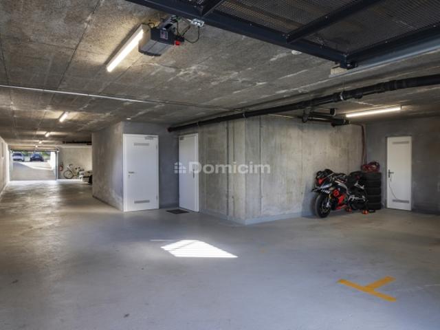 GROSSER PARKPLATZ IM INTERIORPARKING