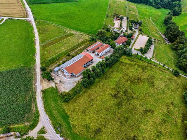Großer Reiterhof in Alleinlage mit ca. 7,8 Hektar arrondiertem Land und Hubschrauber Landeplatz