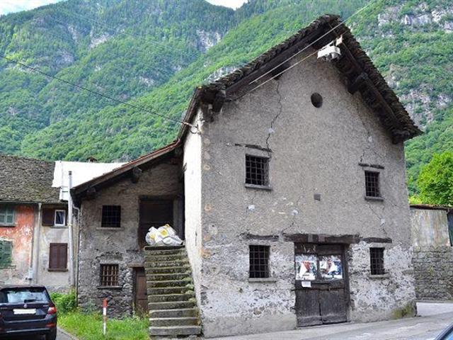 Grosser Stall im Dorfzentrum zum Ausbauen an zentraler, sonniger Lage / Grande stalla con annesso da rinnovare soleggiata, centrale, con bella vista