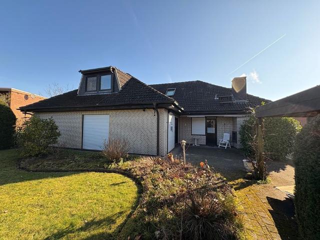 Großer Walmdachbungalow in bester Ortslage von Brinkum. Über 200 qm Wohnfläche. Sofort frei!