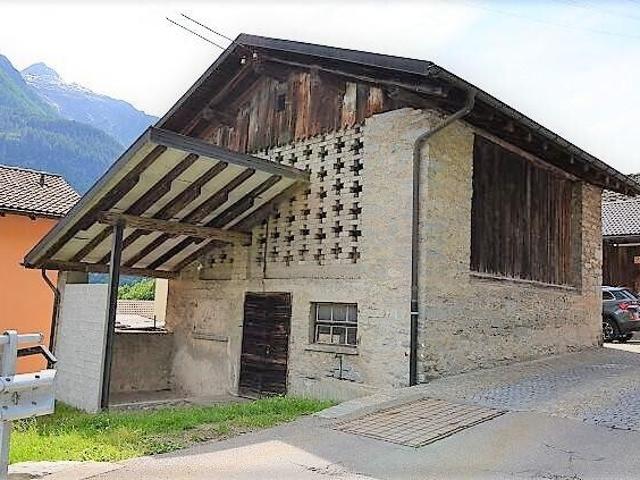 Grosser zu renovierender Stall mit Pergola sonnig, ruhig mit schöner Aussicht/ Grosser zu renovierender Stall mit Pergola im Kerngebiet