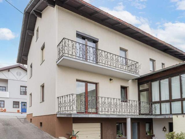 Großes Mehrparteienhaus und sehr großem Grundstück