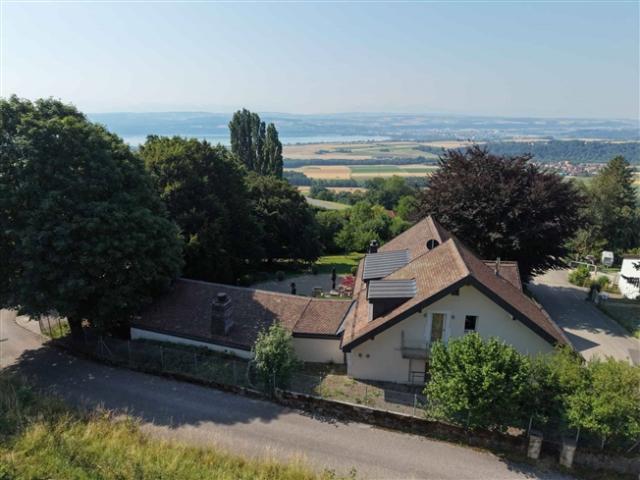 Großes Anwesen mit Seeblick