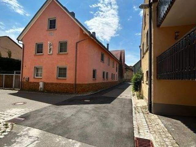 Großes Bauernhaus mit zwei Wohnungen, Innenhof und großer Scheune !