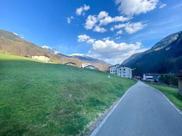 Grosses Baulandgrundstück R3 von 3014m2 mit schöner Aussicht / terreno grande edificabile R3 di 3014 m2 | dreamo. Ch