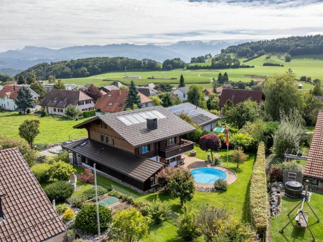 Grosses Chalet mit Pool & Sicht auf die Berner Alpenkette in Riggisberg