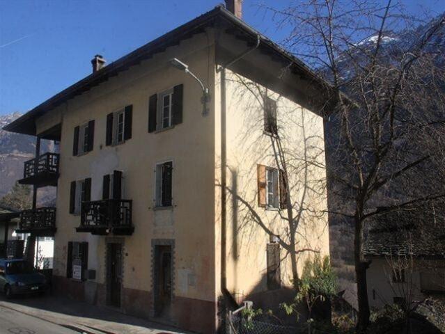 grosses Dorfhaus mit Garten / large house in the core with garden
