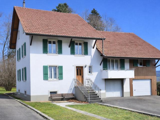 Großes Dorfhaus im Dorf Châtillon im Jura