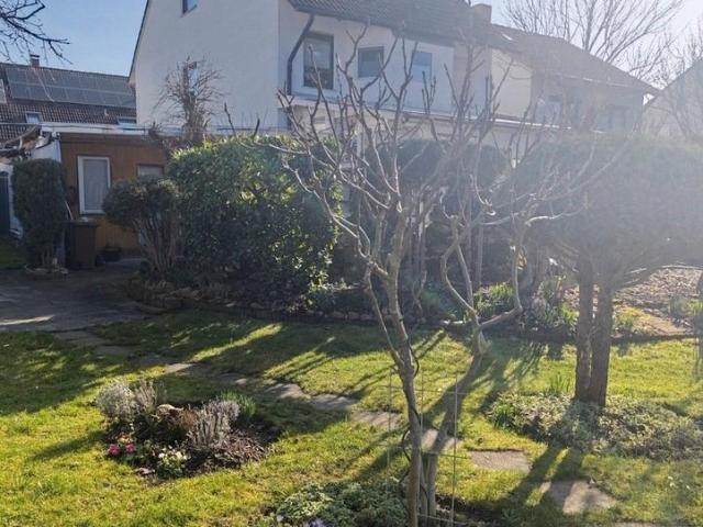 Großes Ein Zweifamilienhaus mit Garten