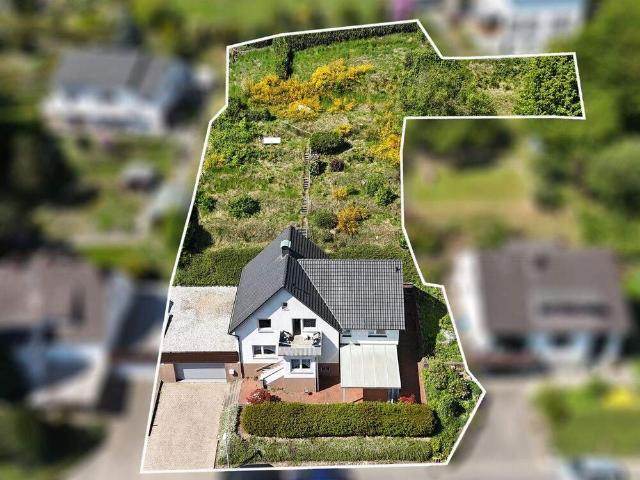 Großes Ein bis Zweifamilienhaus auf traumhaftem Grundstück in Hiddenhausen