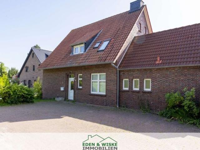 Großes Einfamilienhaus mit Garage und Wintergarten