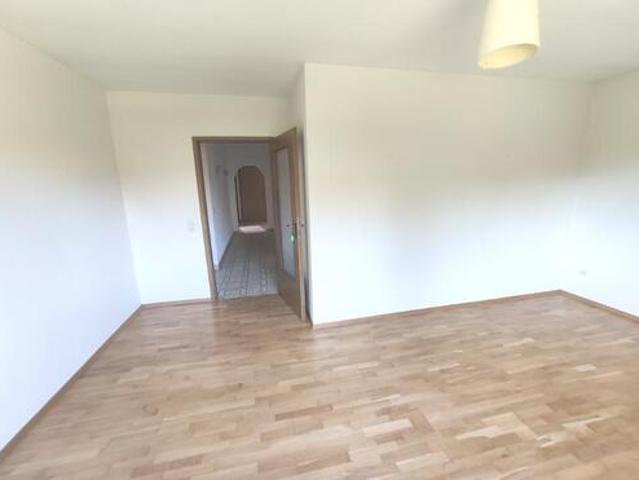 Großes Einfamilienhaus mit Doppelgarage und großem Garten