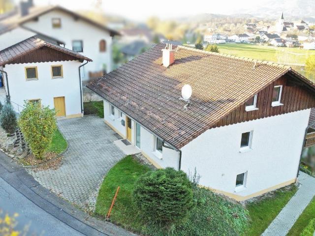 Großes Einfamilienhaus mit neuwertiger Heizung und neuwertigen Fenstern in ruhiger Lage von Thurmansbang zu verkaufen