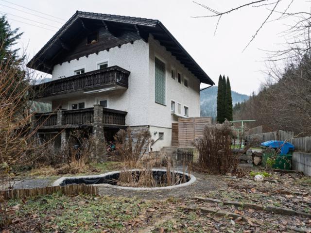 Großes Einfamilienhaus mit Pool im Gartenparadies
