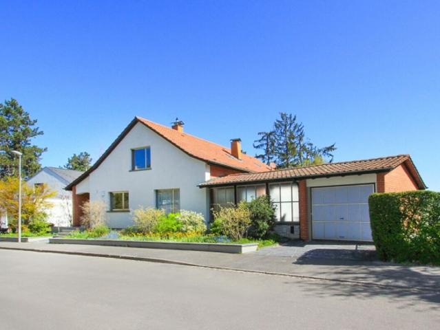 Grosses Einfamilienhaus mit wunderbarem Garten und Privatsphäre