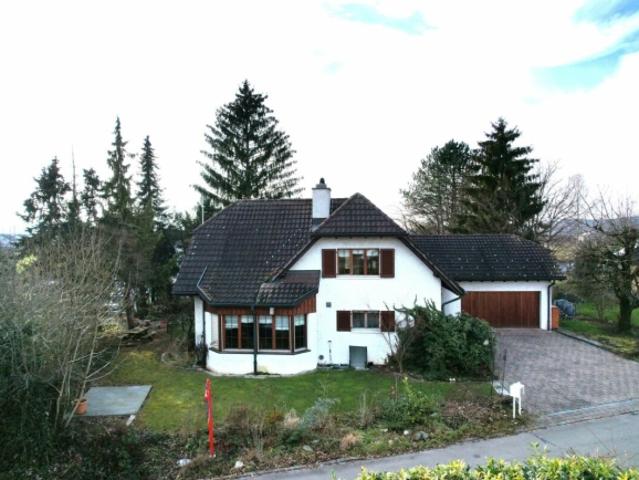 Grosses Einfamilienhaus mit viel Umschwung