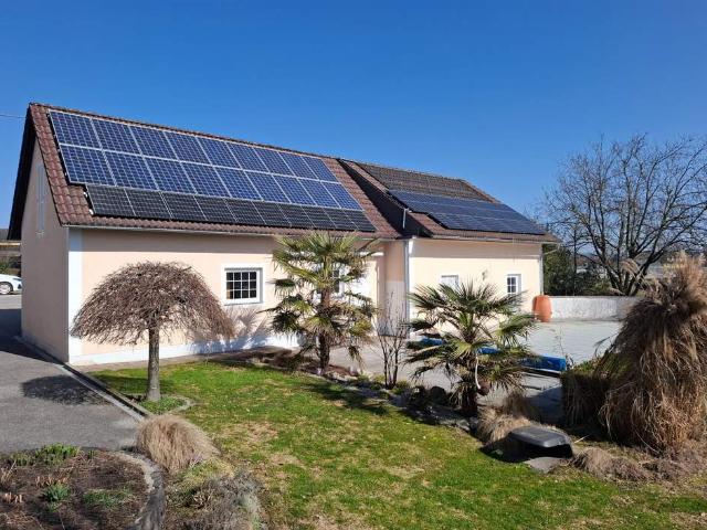 Großes Familienhaus mit Pool, 4 Garagen und extra Baugrundstück