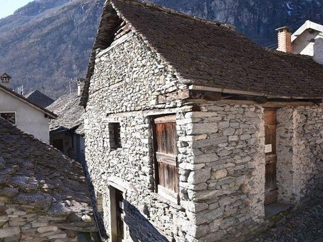 Großes Finca im zu restaurierenden Kern / grosses Rustico im Dorfkern zum Ausbauen