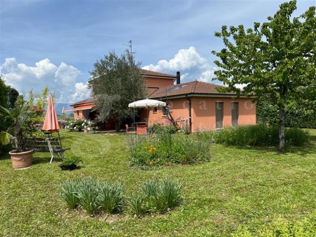 GROSSES, FREISTEHENDES FAMILIENHAUS MIT 250 m² HAB – WUNDERSCHÖNER EINGEZÄUNTER GARTEN MIT 1000 m² – Ruhig