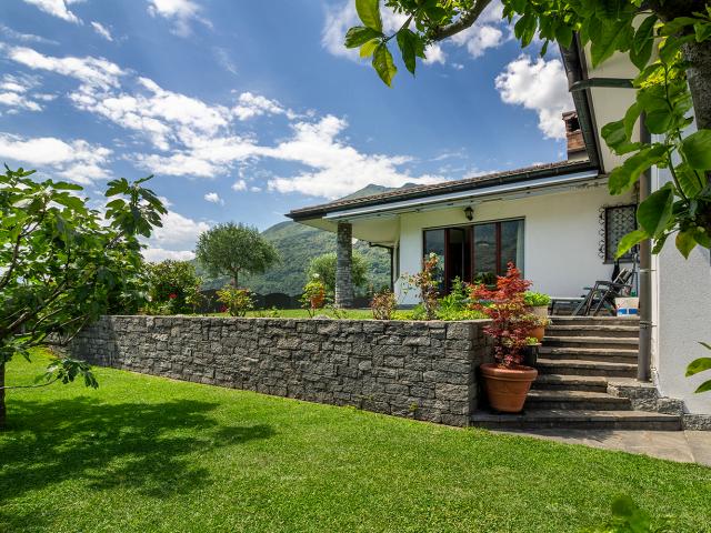 Großes freistehendes Haus mit wunderschönem Garten im Wohngebiet.