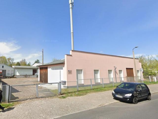 Großes Gewerbegrundstück mit Hallen und Büro