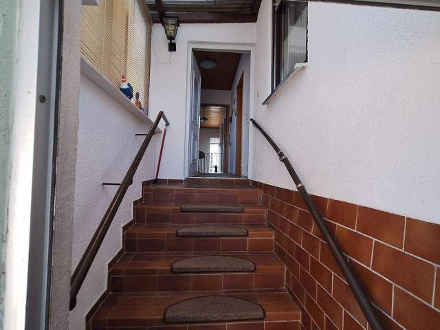 Großes Grundstück mit Haus und Nebengebäuden