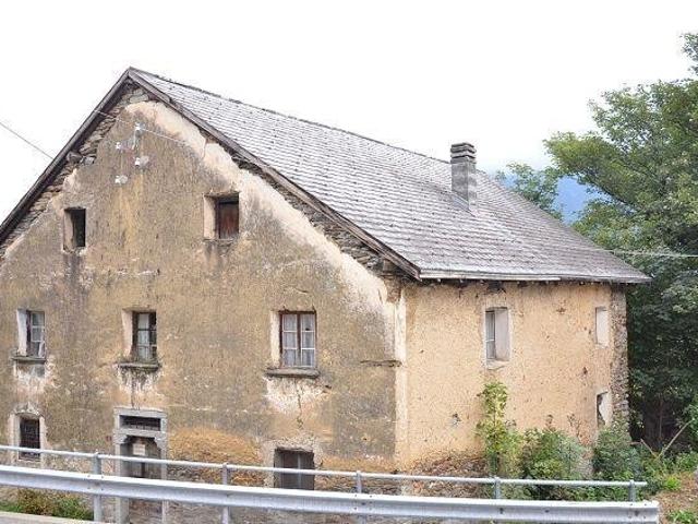 Großes Haus mit Garten, stabil und rustikal zu renovieren in sehr sonniger, ruhiger Lage mit schöner Aussicht