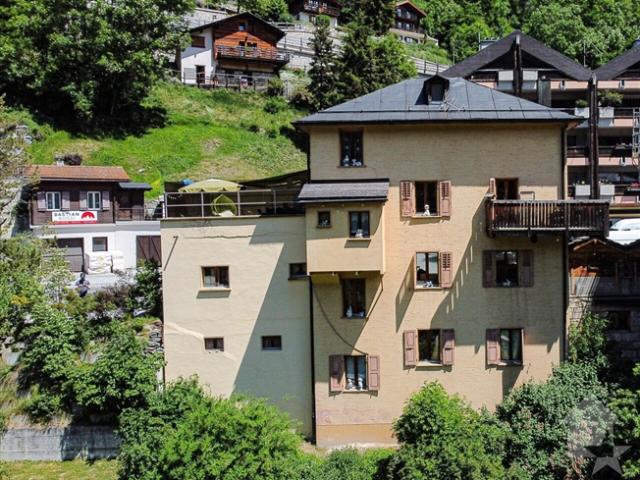 Großes Haus mit Geschäftslokal im Dorfzentrum