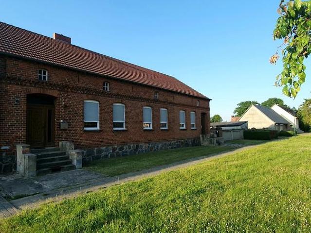 Großes Haus mit weitläufigem Grundstück und Scheune