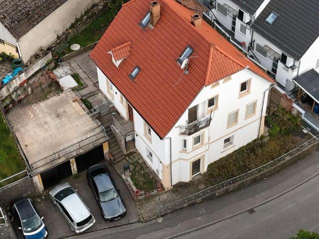 Großes Haus mit 3 Wohnungen