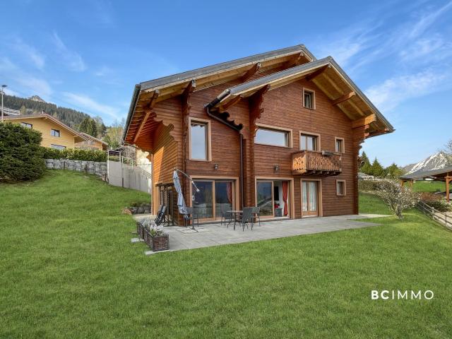 Großes, helles Chalet mit Blick auf die Alpen | BC IMMO