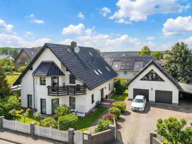 RESERVIERT! Großes, hochwertiges Einfamilienhaus mit Einliegerwohnung, Doppelgarage und Sauna in exklusiver Lage